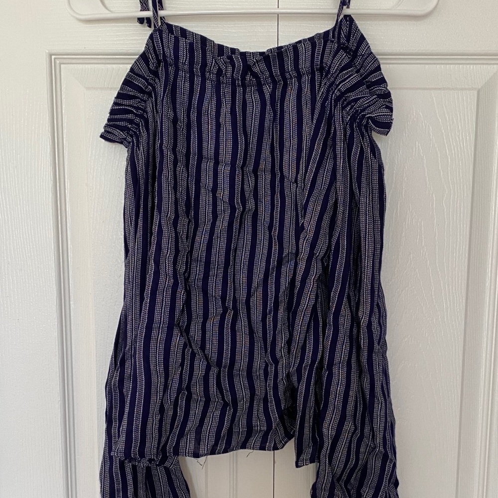 Off-the-shoulder long sleeve shirt